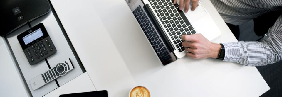 Churn Rate 101: Mikä se on, kuinka se lasketaan ja kuinka sitä vähennetään