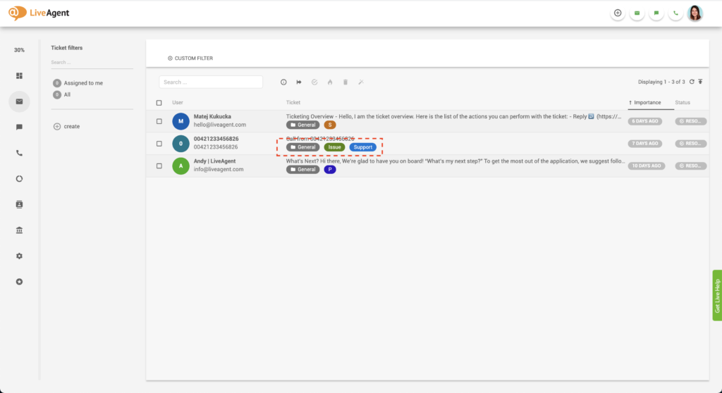 Kuva näyttää eri tunnisteita, jotka liittyvät asiakaspalvelun lipuun yleisessä saapuneissa