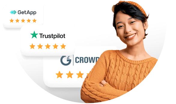 Hymyilevä nainen palkintoineen vieressään.