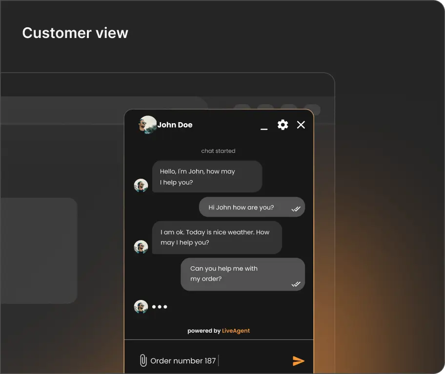 Asiakas käyttää live chat -ohjelmistoa verkkosivustolla