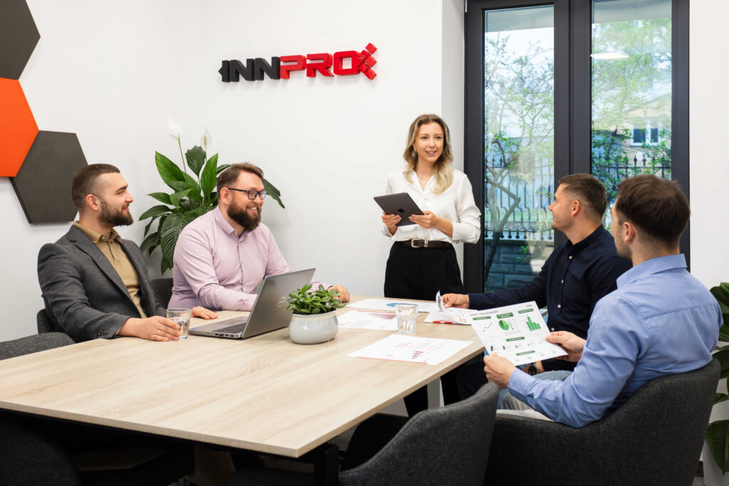 INNPRO:n tiimi toimistossa