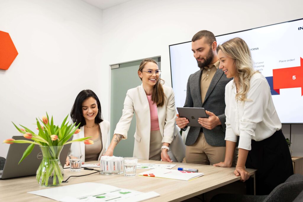 INNPRO:n asiakastuen tiimi kokouksessa