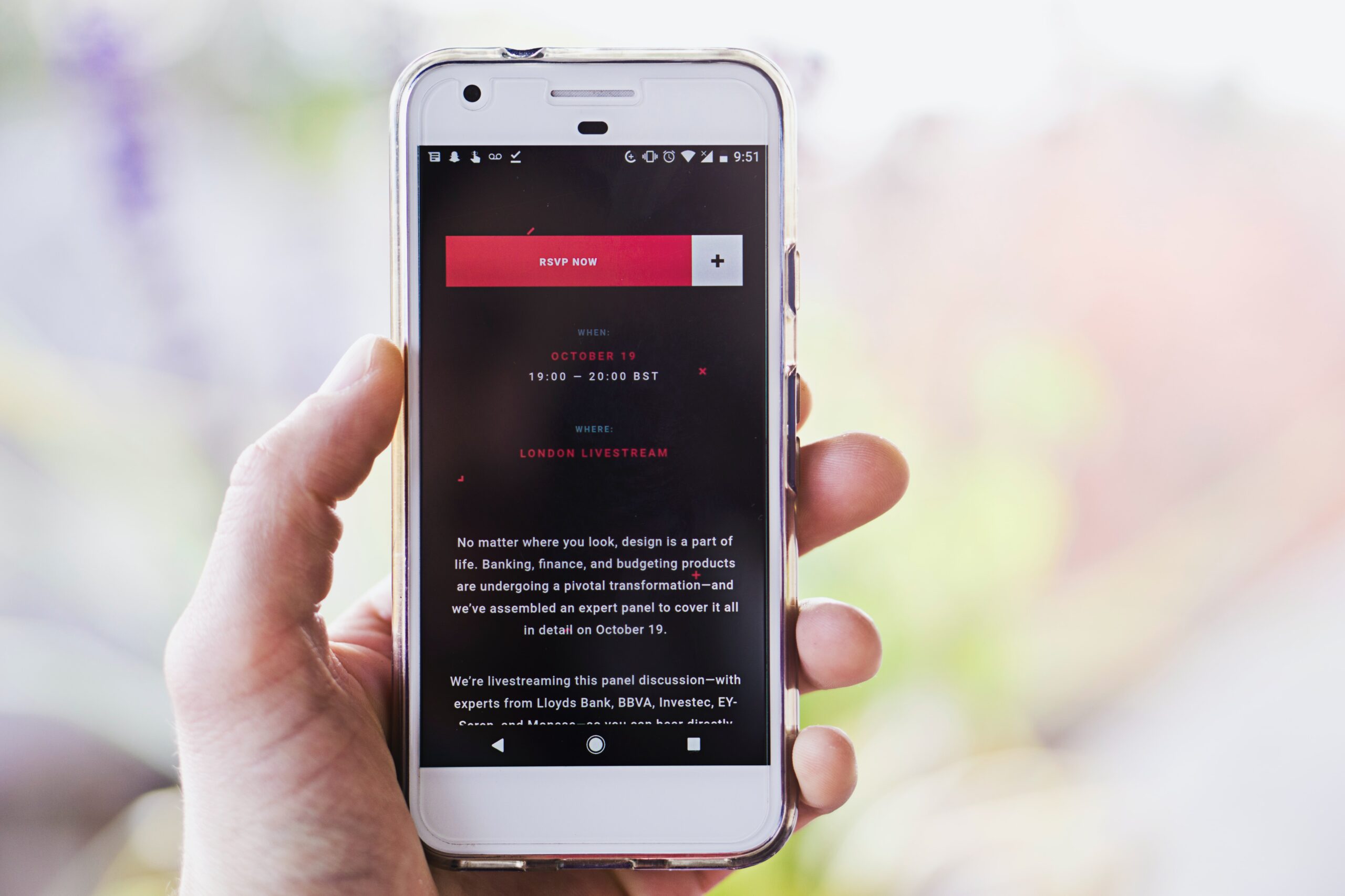 Tapahtuman osallistujat verkostoitumassa